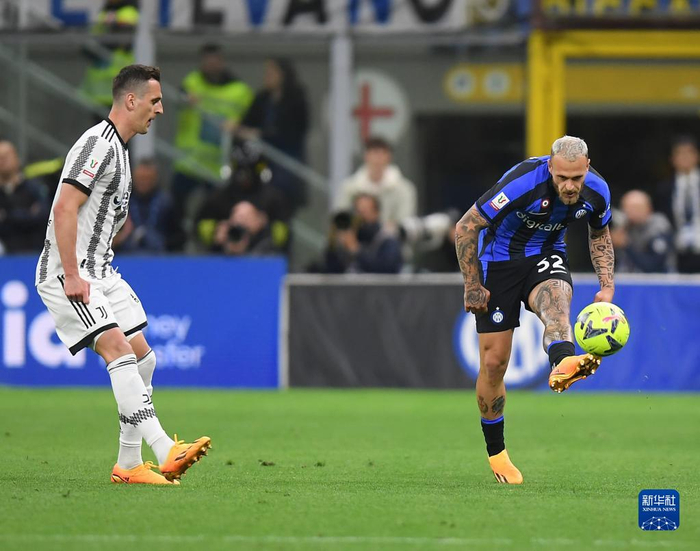 法甲半场：隆吉耶破僵，客队三中门框，梅斯暂0-1雷恩（法甲半场：隆吉耶先拔头筹，客队三次中框，梅斯暂以0-1落后雷恩）