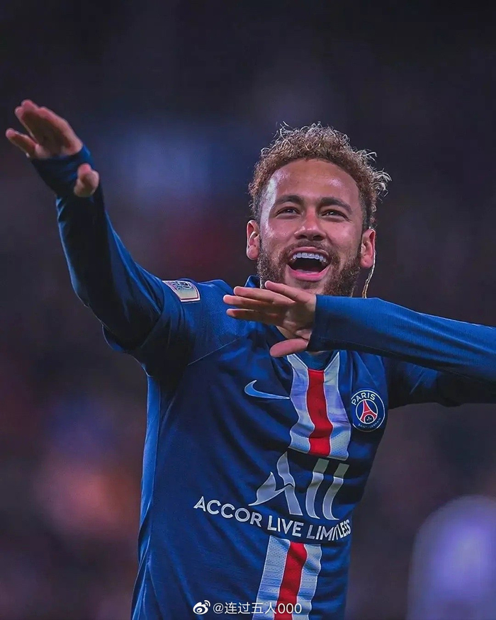 父亲：圣地亚哥从未讨论过离开的可能性，他在米兰很开心（父亲：圣地亚哥从未提及离队，他在米兰过得很开心）